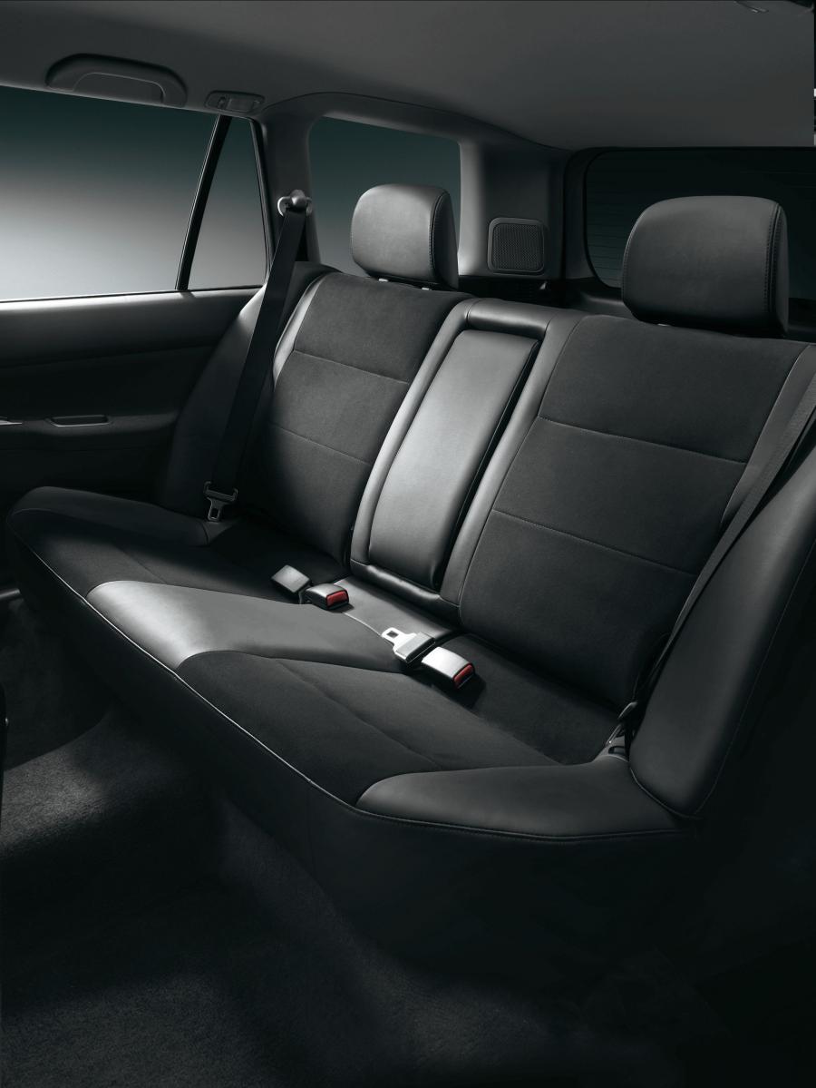 Интерьер Mitsubishi Lancer Evolution IX Wagon 2005 года  (фото 8 из 22)